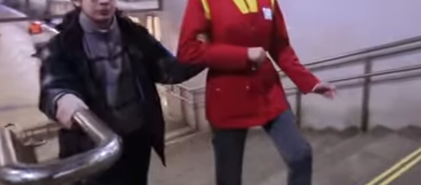 Ice Bucket Challenge (bir kova buz) kampanyasının ardından son günlerde en öne çıkan ‘canlı heykel’ modası Mannequin Challenge’a Moskov Metrosu da katıldı. - Sputnik Türkiye