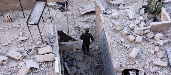 Halep'teki Hanono mahallesinde bir Suriye askeri devriye geziyor - Sputnik Türkiye