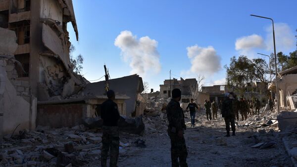 Suriye askerleri Halep'te cihatçılardan temizlenen bir mahallede - Sputnik Türkiye