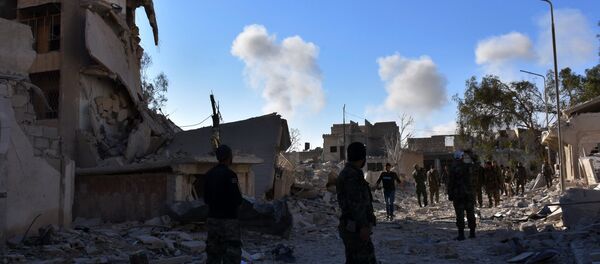 Suriye askerleri Halep'te cihatçılardan temizlenen bir mahallede - Sputnik Türkiye