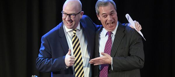 UKIP'in eski ve yeni liderleri Nigel Farage ve Paul Nuttall - Sputnik Türkiye