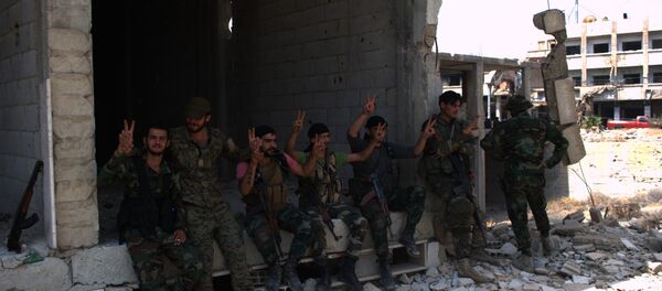 Halelp'te Suriye askerleri kurtarılan bir bölgede poz veriyor - Sputnik Türkiye