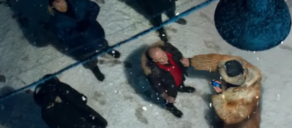 Rus vatandaşı olan ve pasaportunu Rusya Devlet Başkanı Vladimir Putin’in elinden alan ABD’li aktör Steven Seagal, bir reklam filminde yer aldı. Seagal, reklamda kendisine saldıran bir gruptan cep telefonuyla İngilizceden Rusçaya çevirdiği sözleriyle kaçabildi. - Sputnik Türkiye