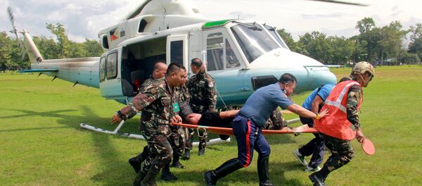 Soldiers carry on a stretcher a wounded member of Philippine President Rodrigo Duterte's presidential security group who was airlifted at an army camp in Cagayan de Oro after being hit in a roadside bomb attack in Lanao del Sur, Philippines November 29, 2016. - Sputnik Türkiye