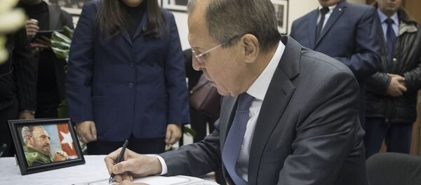 Rusya Dışişleri Bakanı Sergey Lavrov Moskova'daki Küba Büyükelçiliği'nde Fidel Castro için taziye defterini imzalıyor - Sputnik Türkiye