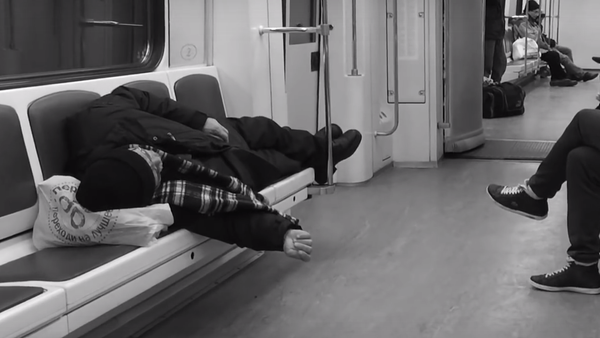 Rus fotoğrafçı Aleksey Domraçev, Rusya’nın başkenti Moskova’da her gün işe gidip gelirken kullandığı metroyu 5 yıl boyunca cep telefonu ile görüntüledi. Domraçev, çektiği görüntüleri tek bir videoda birleştirdi. - Sputnik Türkiye