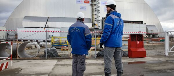 Çernobil nükleer santralinin 4. reaktöründeki ‘Ukritiye’ (Sığınak) tesisi üzerindeki kemerin yanındaki çalışanlar. - Sputnik Türkiye