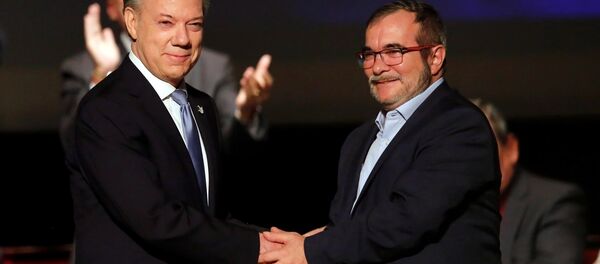 Kolombiya Devlet Başkanı Juan Manuel Santos ve FARC lideri Rodrigo Londono - Sputnik Türkiye