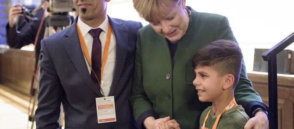 Angela Merkel / Afgan sığınmacı İdris - Sputnik Türkiye