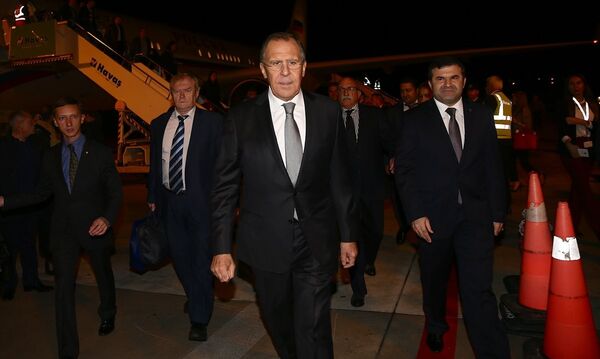 Özel uçakla Gazipaşa Havaalanı'na gelen Lavrov'u, Alanya Kaymakamı Hasan Tanrıseven ve Gazipaşa Kaymakamı Kadir Ekinci karşıladı. Lavrov daha sonra kara yoluyla, yarın toplantının yapılacağı Alanya ilçesindeki otele hareket etti.  - Sputnik Türkiye