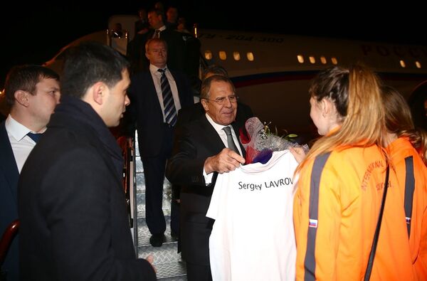 Rusya Dışişleri Bakanı Lavrov, temaslarda bulunmak üzere özel uçakla geldiği Antalya'da, Gazipaşa Alanya Havalimanı'nda çiçeklerle karşılandı. Lavrov'a, Rus öğrenciler tarafından ismi yazılı forma hediye edildi.   - Sputnik Türkiye