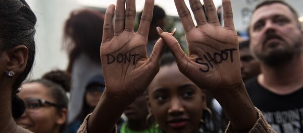 Keith Lamont Scott'ın öldürülmesini Charlotte kentinde protesto eden bir eylemci - Sputnik Türkiye