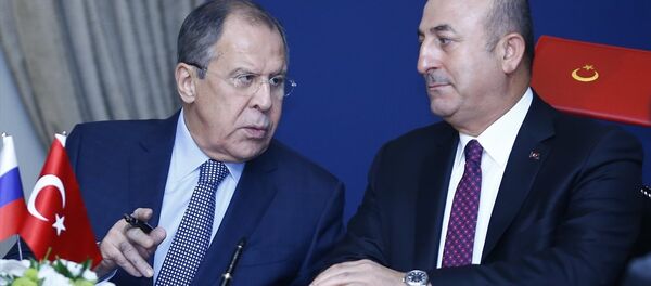 Dışişleri Bakanı Mevlüt Çavuşoğlu (sağda) ve Rus mevkidaşı Sergey Lavrov (solda), Türkiye-Rusya Ortak Stratejik Planlama Grubu Beşinci Toplantısı'nın ardından ortak basın toplantısı düzenledi. - Sputnik Türkiye