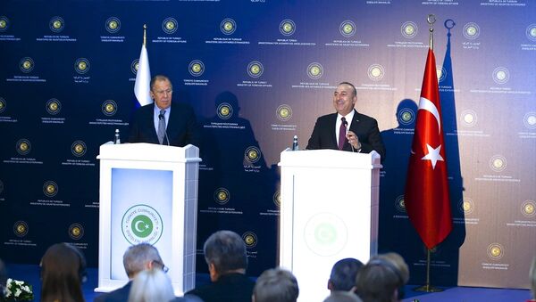 Dışişleri Bakanı Mevlüt Çavuşoğlu ve Rus mevkidaşı Sergey Lavrov (fotoğrafta), Türkiye-Rusya Ortak Stratejik Planlama Grubu Beşinci Toplantısı'nın ardından ortak basın toplantısı düzenledi. - Sputnik Türkiye