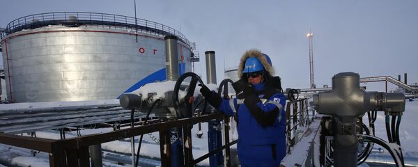 Rusya'da Gazprom'a ait bir petrol tesisinde çalışan bir işçi - Sputnik Türkiye