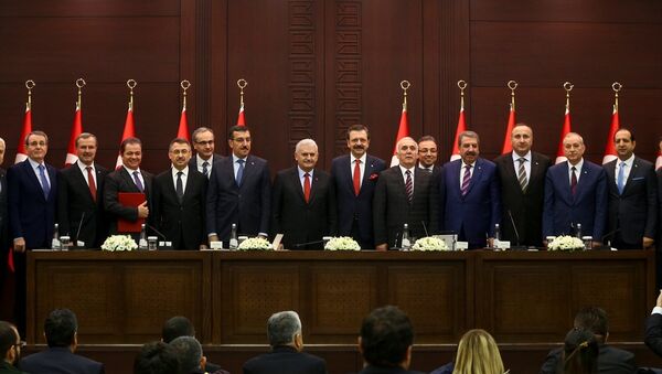 Başbakan Binali Yıldırım (ortada) Çankaya Köşkü'nde, KOBİ'ler İçin Nefes Kredisi tanıtım törenine katıldı. Törene, Gümrük ve Ticaret Bakanı Bülent Tüfenkci (sol 3) ve Türkiye Odalar ve Borsalar Birliği (TOBB) Başkanı Rifat Hisarcıklıoğlu (sağ 3) da katıldı. - Sputnik Türkiye