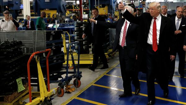 ABD başkanı Donald Trump Indiana'daki Carrier fabrikasında - Sputnik Türkiye