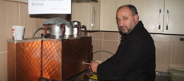 Sakarya'nın Sapanca ilçesinde çay ocağı işleten esnaf Selçuk Nalbantoğlu, döviz bozduran vatandaşlara gün boyu ücretsiz çay veriyor. - Sputnik Türkiye