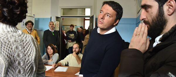 İtalya'da Başbakan Matteo Renzi, 'tarihi' referandumda oyunu kullanırken. İtalya'da Başbakan Matteo Renzi, 'tarihi' referandumda oyunu kullanırken. - Sputnik Türkiye