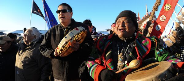 Standing Rock Kabilesi Şefi 2. Dave Archambault (solda) ve diğer eylemciler kararın ardından kutlama yaptı - Sputnik Türkiye