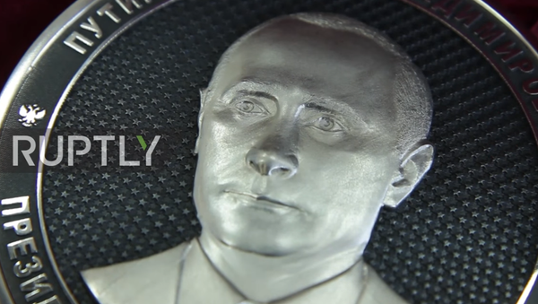 Rusya’nın Çelyabinsk Bölgesi’ndeki Zlatoust kentinde Rusya Devlet Başkanı Vladimir Putin’in siluetinin yer aldığı 1 kilo ağırlığında som gümüşten bir hatıra parası yapıldı. - Sputnik Türkiye