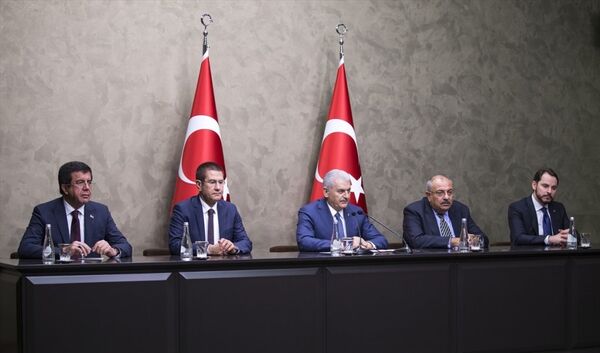 Başbakan Yıldırım'ın beraberinde eşi Semiha Yıldırım, Başbakan Yardımcısı Nurettin Canikli, Aile ve Sosyal Politikalar Bakanı Fatma Betül Sayan Kaya, Ekonomi Bakanı Nihat Zeybekci, Enerji ve Tabii Kaynaklar Bakanı Berat Albayrak, Gıda, Tarım ve Hayvancılık Bakanı Faruk Çelik, Kültür ve Turizm Bakanı Nabi Avcı ile Ulaştırma, Denizcilik ve Haberleşme Bakanı Ahmet Arslan da Rusya'ya gitti.  - Sputnik Türkiye