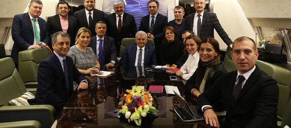 Başbakan Binali Yıldırım, resmi ziyarette bulunacağı Rusya'ya gidişinde uçakta gazetecilerle sohbet etti. - Sputnik Türkiye