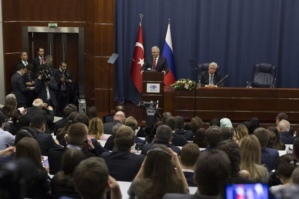 Başbakan Binali Yıldırım, Rusya'da Devlet Diploması Enstitüsü'nde konuştu. - Sputnik Türkiye