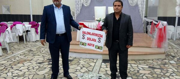 Mersin'in Erdemli ilçesinde Cumhurbaşkanı Erdoğan'ın vatandaşlara 'Elinizdeki dolarları bozdurun' çağrısı üzerine düğün salonu sahipleri de başlattığı kampanya ile destek verdi. - Sputnik Türkiye