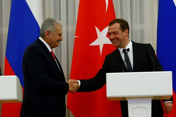 Başbakan Binali Yıldırım, Rusya'ya gerçekleştireceği resmi ziyarette mevkidaşı Dmitriy Medvedev ile bir araya geldi. Yıldırım ve Medvedev görüşmenin ardından ortak basın toplantısı düzenledi. - Sputnik Türkiye