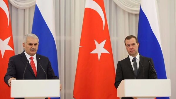 Yıldırım ve Medvedev, ortak basın toplantısında açıklamalarda bulundu - Sputnik Türkiye