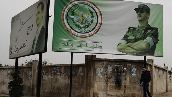 Suriye Devlet Başkanı Beşar Esad'ın fotoğrafının yer aldığı bir reklam panosu, Halep. - Sputnik Türkiye