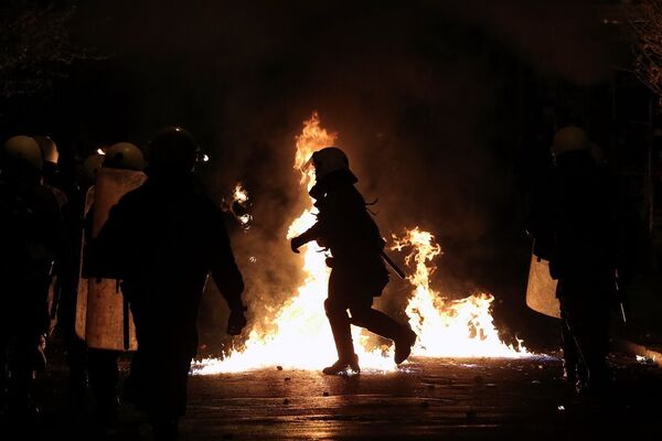Atina'da polisle eylemciler arasında çatışma - Sputnik Türkiye