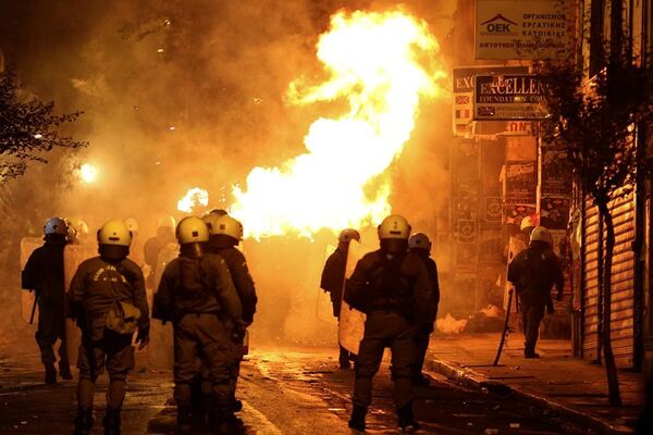 Atina'da polisle eylemciler arasında çatışma - Sputnik Türkiye