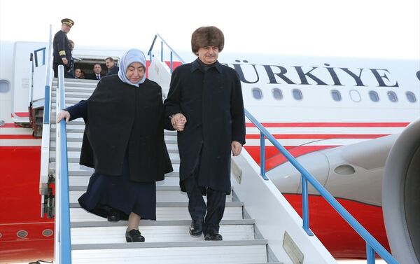 Başbakan Binali Yıldırım, eşi Semiha Yıldırım'la uçakten el ele indi. - Sputnik Türkiye