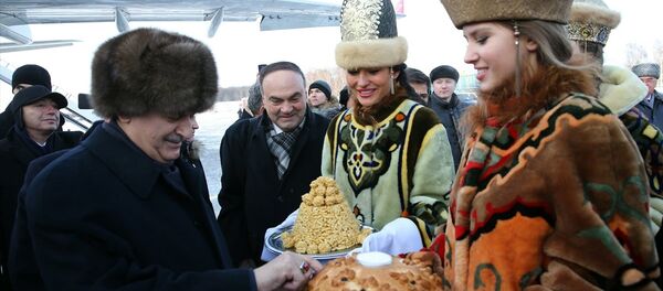 Başbakan Yıldırım'a tuz ve ekmek ikram edildi. - Sputnik Türkiye