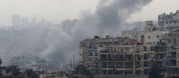 Smoke rises near Pro-Syrian government soldiers after shelling, in al-Izaa area in Aleppo, Syria December 5, 2016 - Sputnik Türkiye