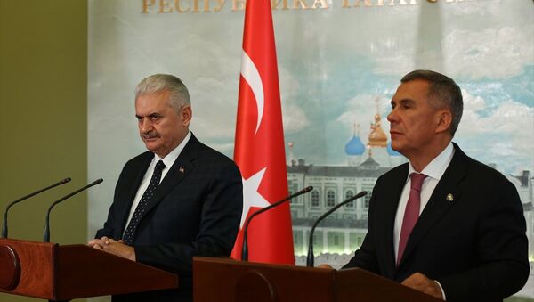 Başbakan yıldırım ve Tataristan Cumhuriyeti Cumhurbaşkanı Rüstem Minnihanov'un ortak basın toplantısı - Sputnik Türkiye