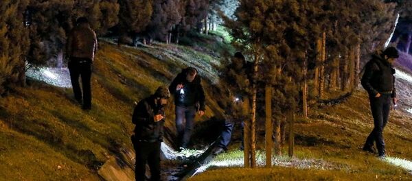 Polis ekipleri, silahlı saldırı girişimi sonrası yol kenarında incelemelerde bulundu. - Sputnik Türkiye