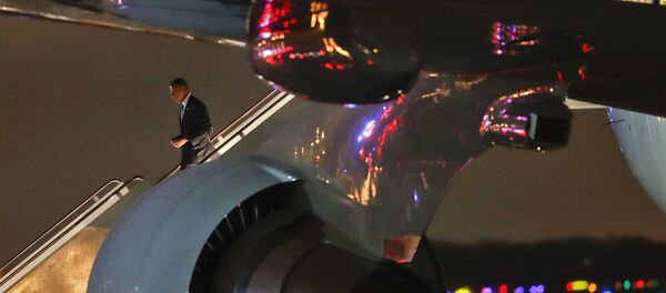 ABD Başkanı Barack Obama Air Force One'dan inerken - Sputnik Türkiye