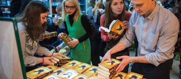 İngiliz yazar J.K Rowling’in ilk 7 kitabı satış rekorları kıran Harry Potter serisinin yeni kitabı ‘Harry Potter ve Lanetli Çocuk’, Rusya’daki raflarda yerini aldı. - Sputnik Türkiye