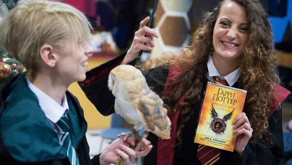 İngiliz yazar J.K Rowling’in ilk 7 kitabı satış rekorları kıran Harry Potter serisinin yeni kitabı ‘Harry Potter ve Lanetli Çocuk’, Rusya’daki raflarda yerini aldı. - Sputnik Türkiye