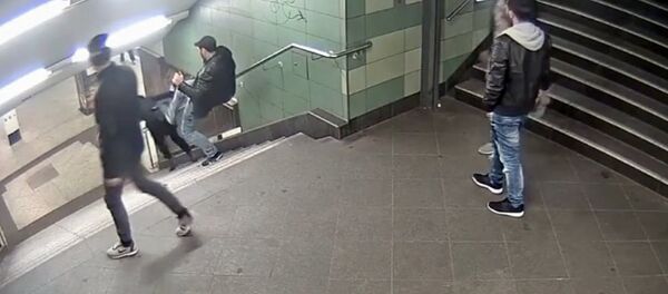 Berlin'deki kadına tekmeli saldırı - Sputnik Türkiye