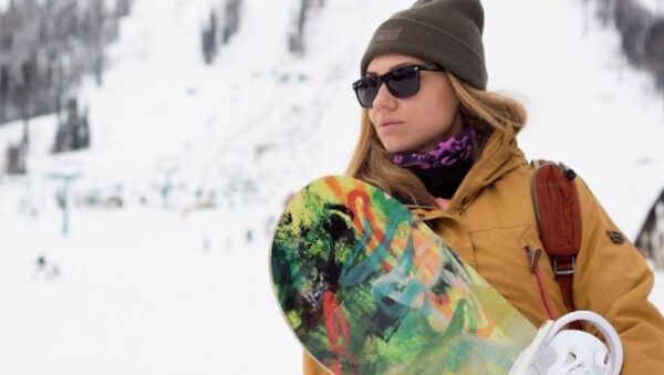 Şeregeş'te snowboard yapan Rus güzeller - Sputnik Türkiye