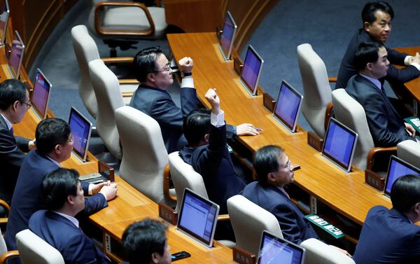 Güney Kore Parlamentosu Devlet Başkanı Park'ın azlini onayladı - Sputnik Türkiye