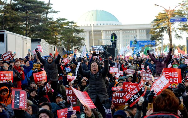 Güney Kore Devlet Başkanı Park hakkındaki azil kararına sevinen eylemciler - Sputnik Türkiye