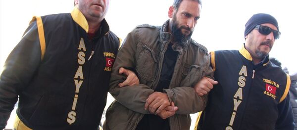 Ebru Kaya Tireli'yi darp ettiği iddiasıyla gözaltına alınan M.T - Sputnik Türkiye