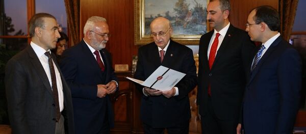AK Parti'nin anayasa değişikliği teklifi TBMM Başkanı İsmail Kahraman'a sunuldu. - Sputnik Türkiye