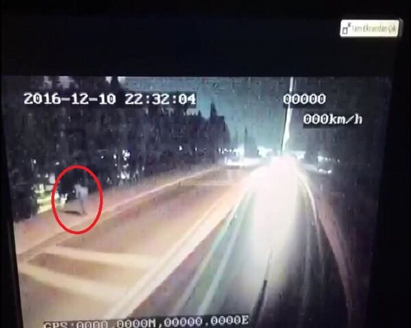 Maçka Parkı'nda kendini havaya uçuran canlı bombanın görüntüleri hareket halindeki bir otomobilin kamerasına yansıdı.  - Sputnik Türkiye