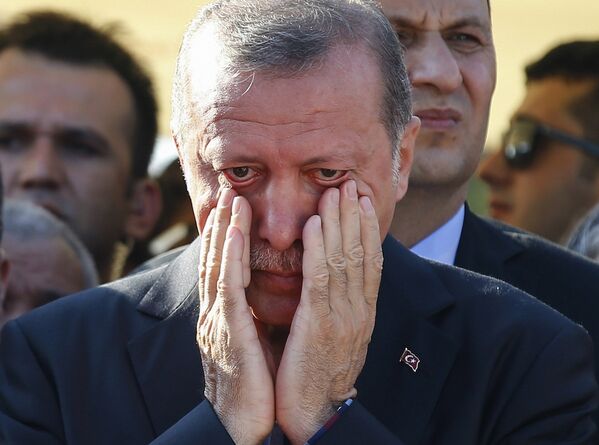 Cumhurbaşkanı Recep Tayyip Erdoğan, darbe girişimi sırasında öldürülen Mustafa Cambaz ile Erol ve Abdullah Olçak’ın cenazesinde gözyaşlarına hakim olamadı. - Sputnik Türkiye
